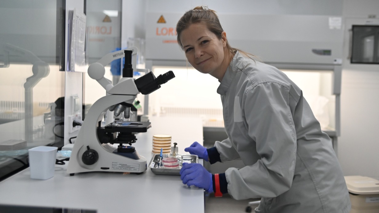 Ведущий микробиолог фармкомпании «Биоджет» Маргарита Бандорина. Резидент ОЭЗ занимается производством лекарственных препаратов на площадке «Печатники»