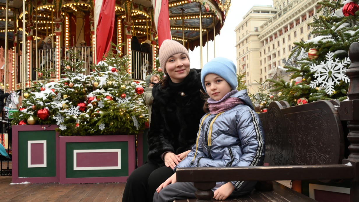 Анастасия Ларионова с дочкой Кристиной на Площади Революции