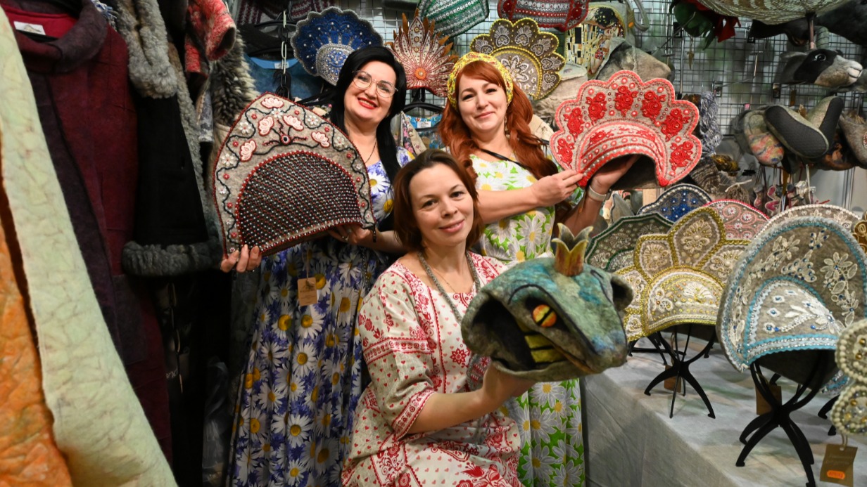 Руководитель мастерской валяния Елена Мосиенко, руководитель творческих проектов Наталия Барилко, старший мастер Марина Баева (слева направо) показывают кокошники и банную шапочку в виде головы королевской кобры, сделанные из шерсти романовской овцы
