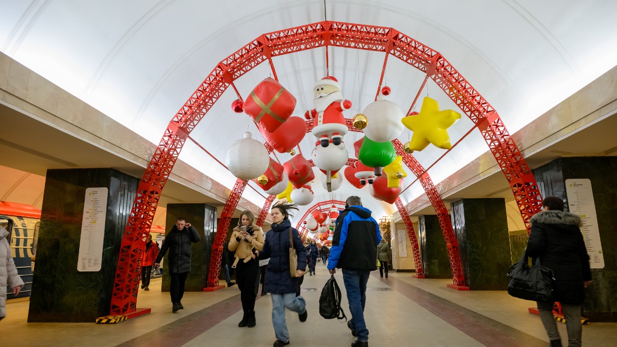 Украшенная к Новому году станция метро «Трубная»