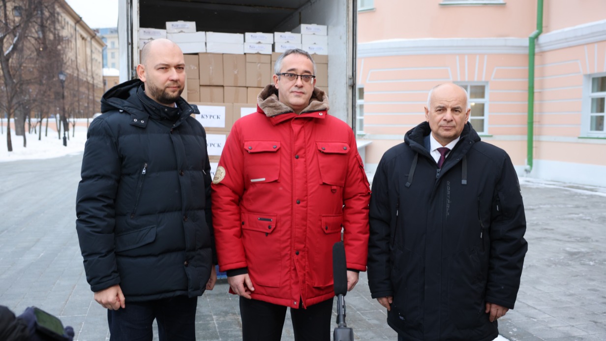 Депутат Мосгордумы Максим Руднев, председатель Мосгордумы Алексей Шапошников и председатель Курской областной думы Юрий Амерев (слева направо) отправляют гуманитарный груз в Курскую область