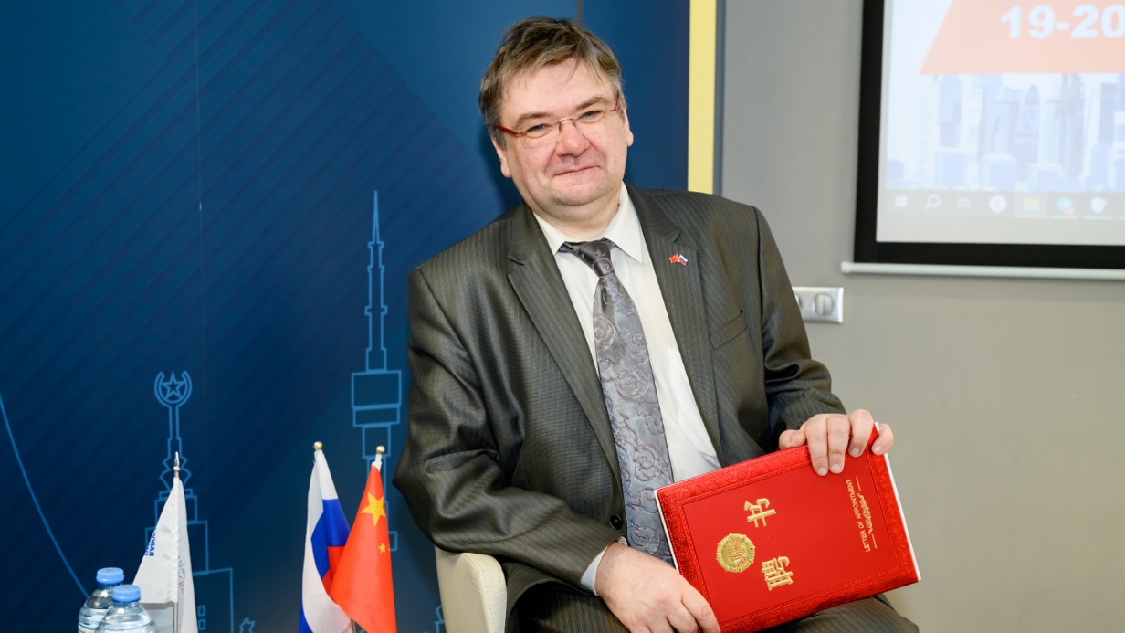 Ответственный секретарь Российско-Китайской палаты, член комитета по международному сотрудничеству Российского союза промышленников и предпринимателей (РСПП) Павел Устюжанинов рассказывает, как решить проблему международных платежей в условиях санкций