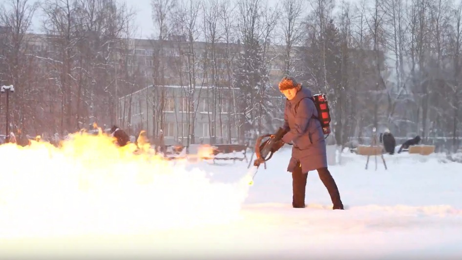 Глава муниципалитета вышел убирать снег с огнеметом в Петербурге