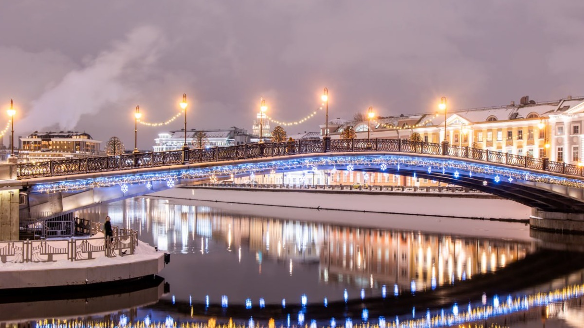 Девять столичных мостов украсили к Новому году и Рождеству