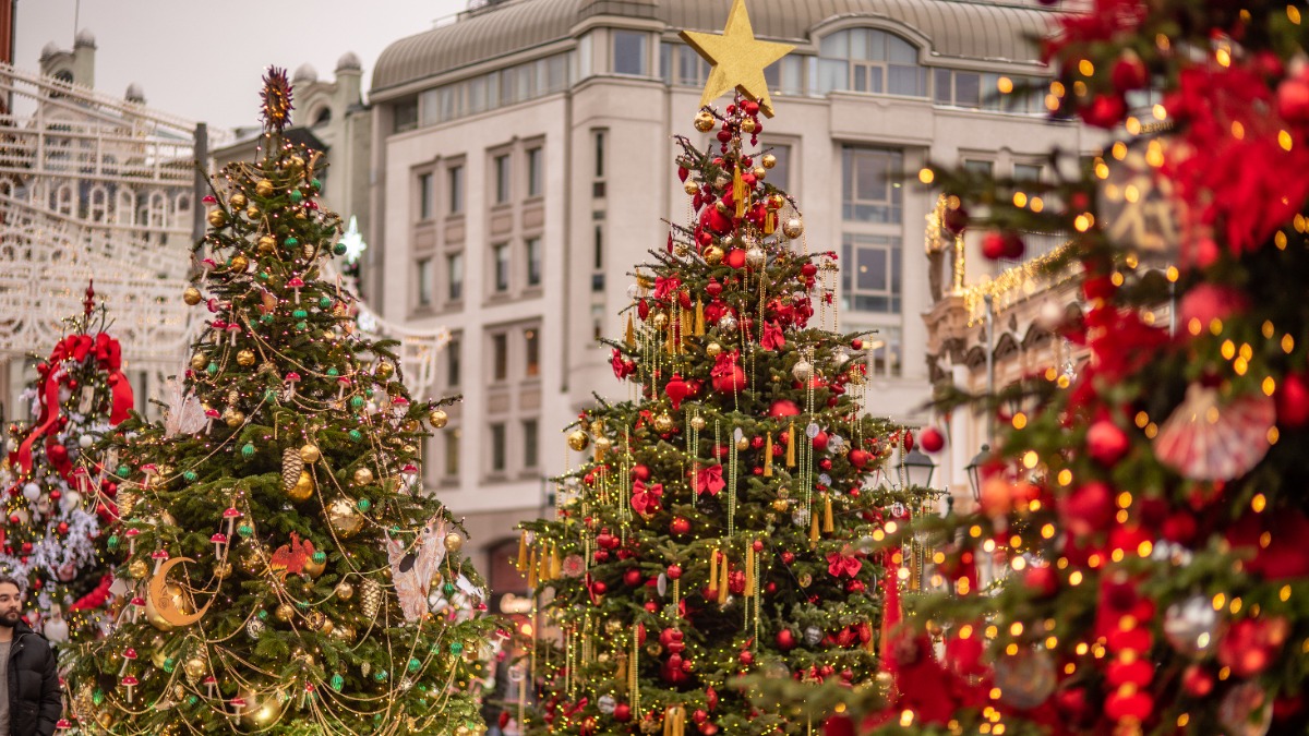 Выставка дизайнерских елей «Любимые фильмы детства» открывается в рамках «Путешествия в Рождество»