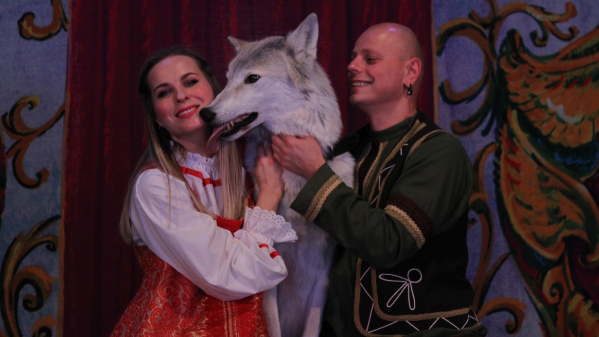 Дрессировщики Ирина и Сергей Поповы со своей подопечной — волчицей Пелагеей