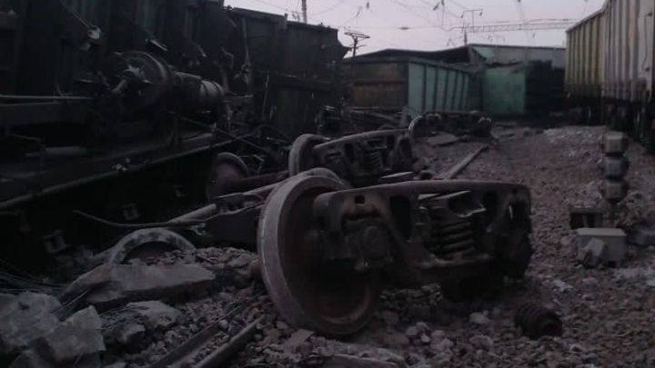 Свыше 40 вагонов сошли с рельсов при столкновении двух поездов в Забайкалье