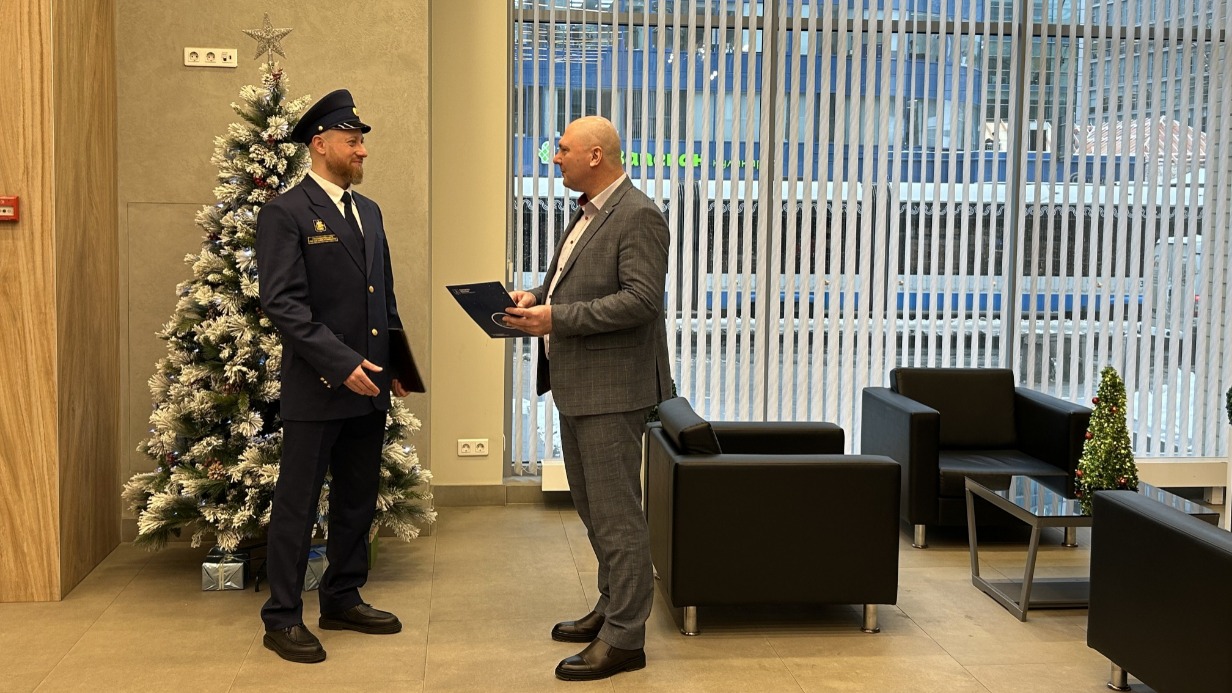 Главный специалист Информационно-консультационного центра ГИН Дмитрий Атаманов (слева) и правообладатель участка Сергей Таршилов