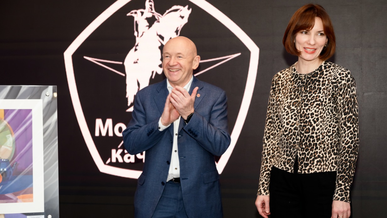 Президент Московской торгово-промышленной палаты Владимир Платонов поздравляет Елену Кузнецову, менеджера по взаимодействию с государственными органами компании «Эйч энд Эн», ставшей одним из победителей конкурса «Московское качество»