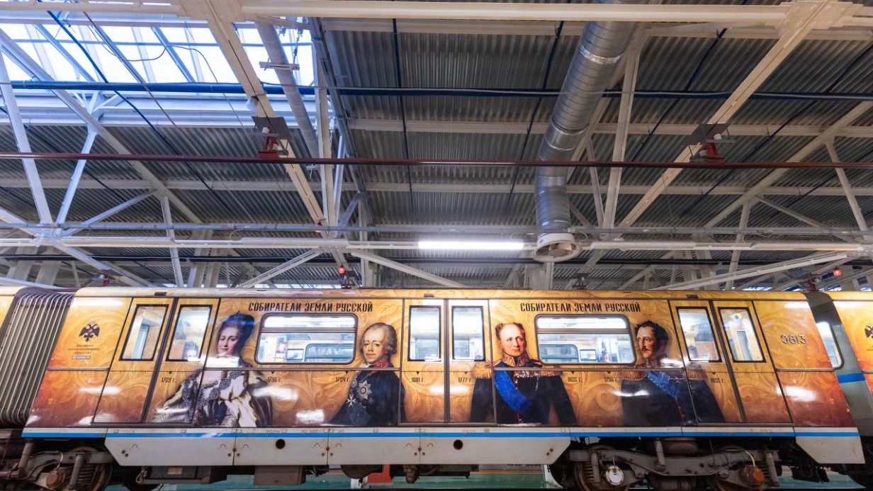 Дептранс: В метро начал ходить тематический поезд, посвященный достижениям РФ