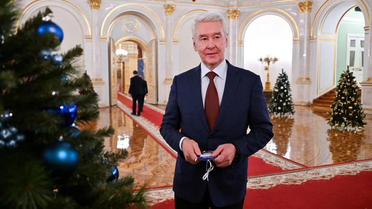 Мэр Москвы Сергей Собянин принял участие в благотворительной акции «Елка желаний». Глава города снял три шарика-открытки с новогоднего дерева