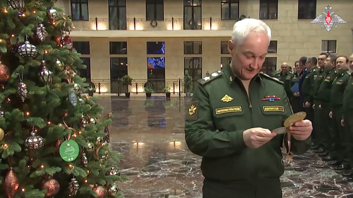 В Минобороны рассказали, чьи письма достались Белоусову на акции «Елка желаний» 