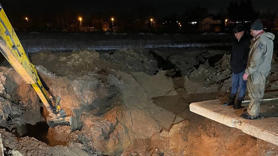 Нечистоты залили несколько улиц после прорыва трубы в подмосковном городе Пушкино