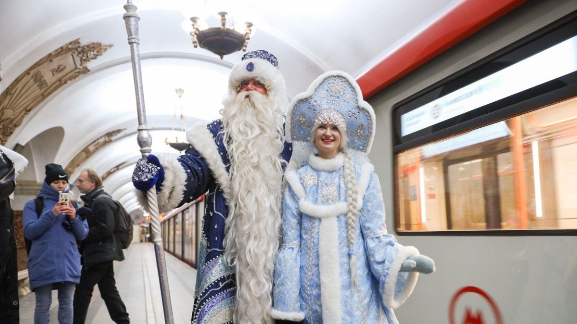 Дед Мороз и Снегурочка поздравили пассажиров Кольцевой линии Московского метро 