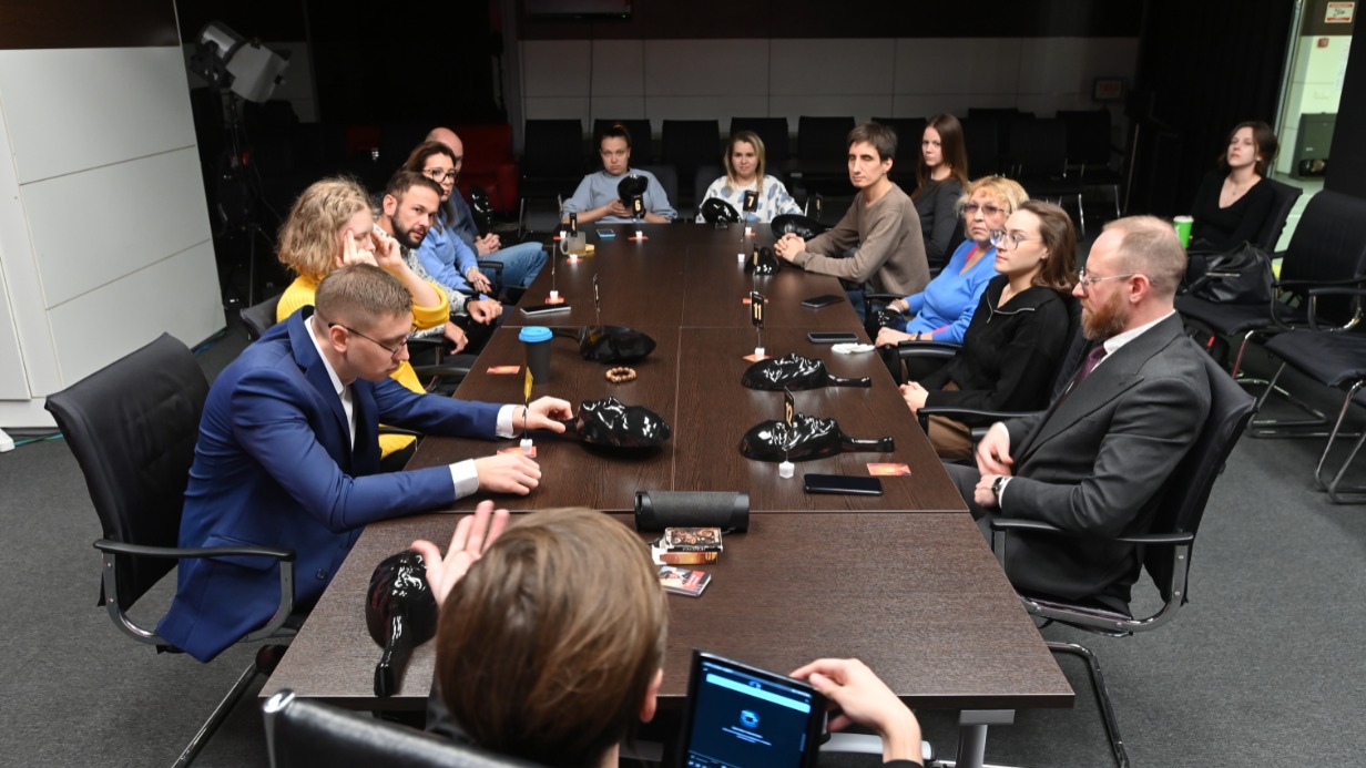 Участники игры в редакции «Вечерней Москвы» сосредоточенны. Они внимательно слушают ведущего, стараясь понять, как им действовать дальше