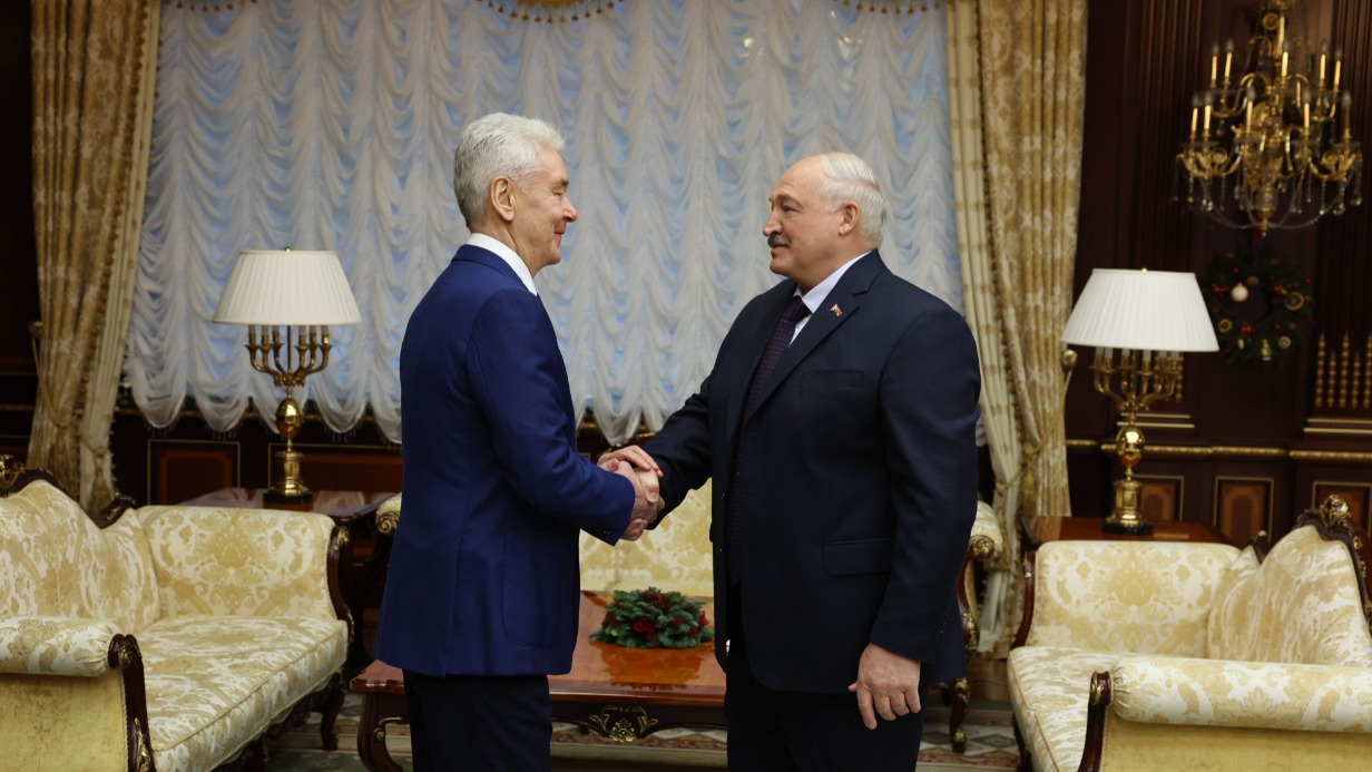 Мэр Москвы Сергей Собянин и президент Республики Беларусь Александр Лукашенко встретились в Минске, чтобы обсудить дальнейшие перспективы совместного сотрудничества, в том числе в сферах промышленности, строительства, культуры, образования