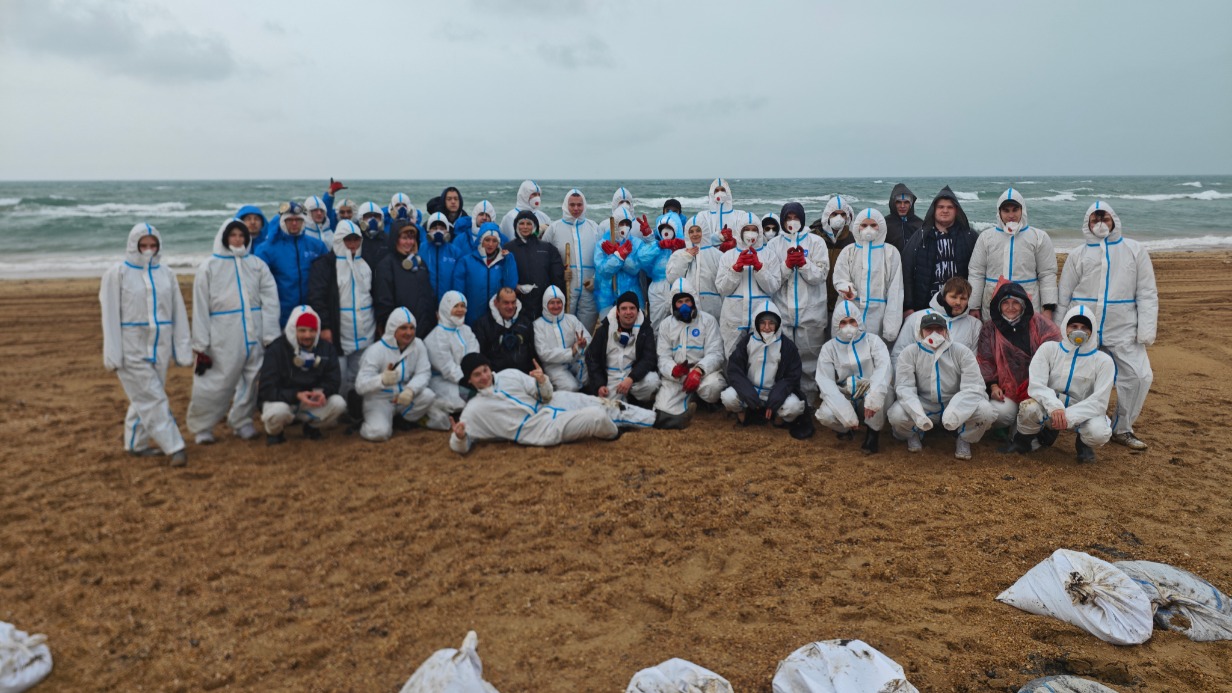 Московские волонтеры Всероссийского экологического общественного движения «Экосистема» завершили очищение части пляжа от мазута