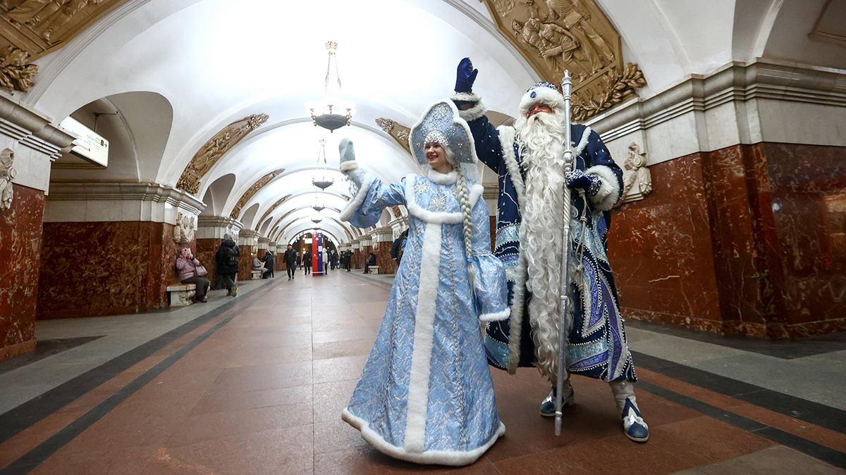 Дед Мороз из Великого Устюга проехался на метро Москвы и поздравил пассажиров