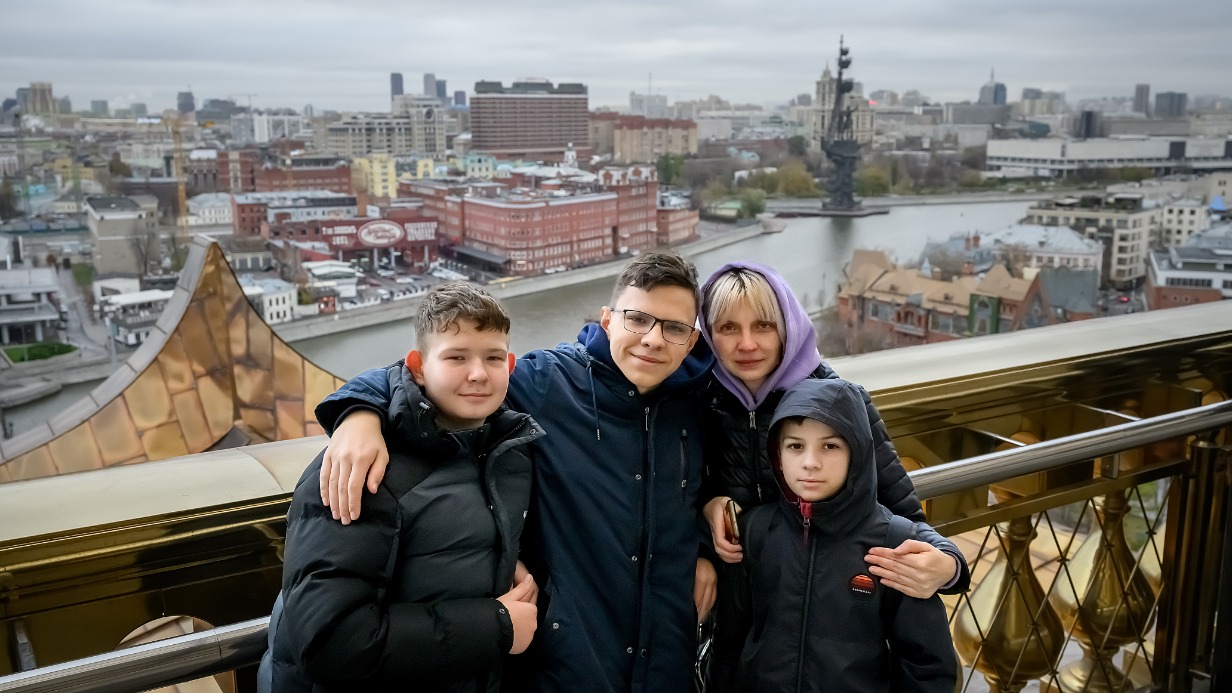 Гости из Белгорода Дмитрий Иванченко, Илья и Ксения Костенко, Александр Малышев на смотровой площадке храма Христа Спасителя