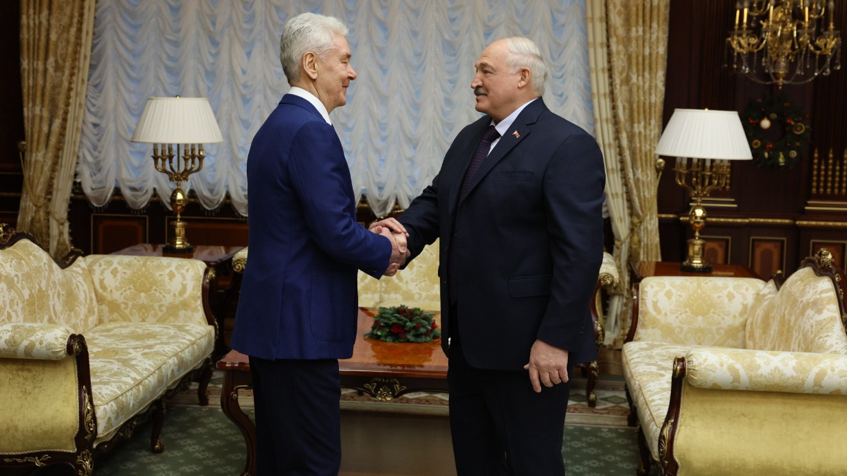 Мэр Москвы Сергей Собянин (слева) на встрече с Александром Лукашенко