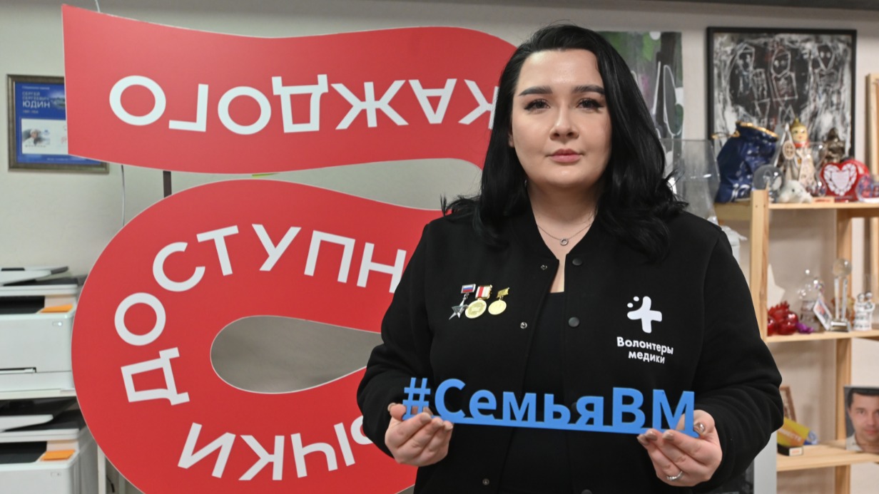 Председатель движения «Волонтеры-медики» Анна Бабкина в штабе готовится к поездке в военные госпитали Москвы и области