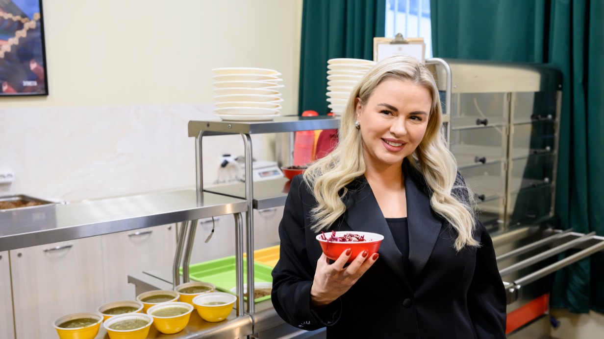 Певица и телеведущая Анна Семенович посетила Единый пункт отбора на военную службу по контракту, пообщалась с бойцами и в ходе экскурсии посетила столовую для военнослужащих