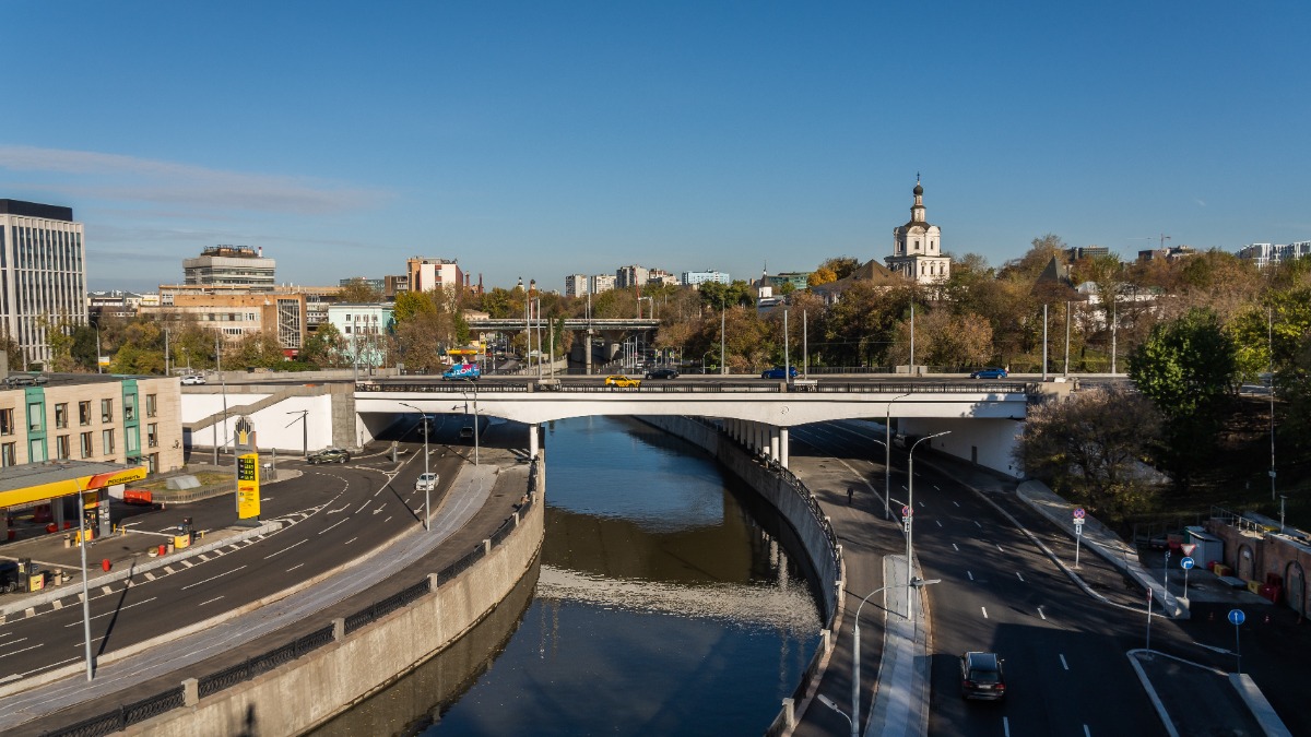 В центре Москвы отремонтировали Костомаровский мост