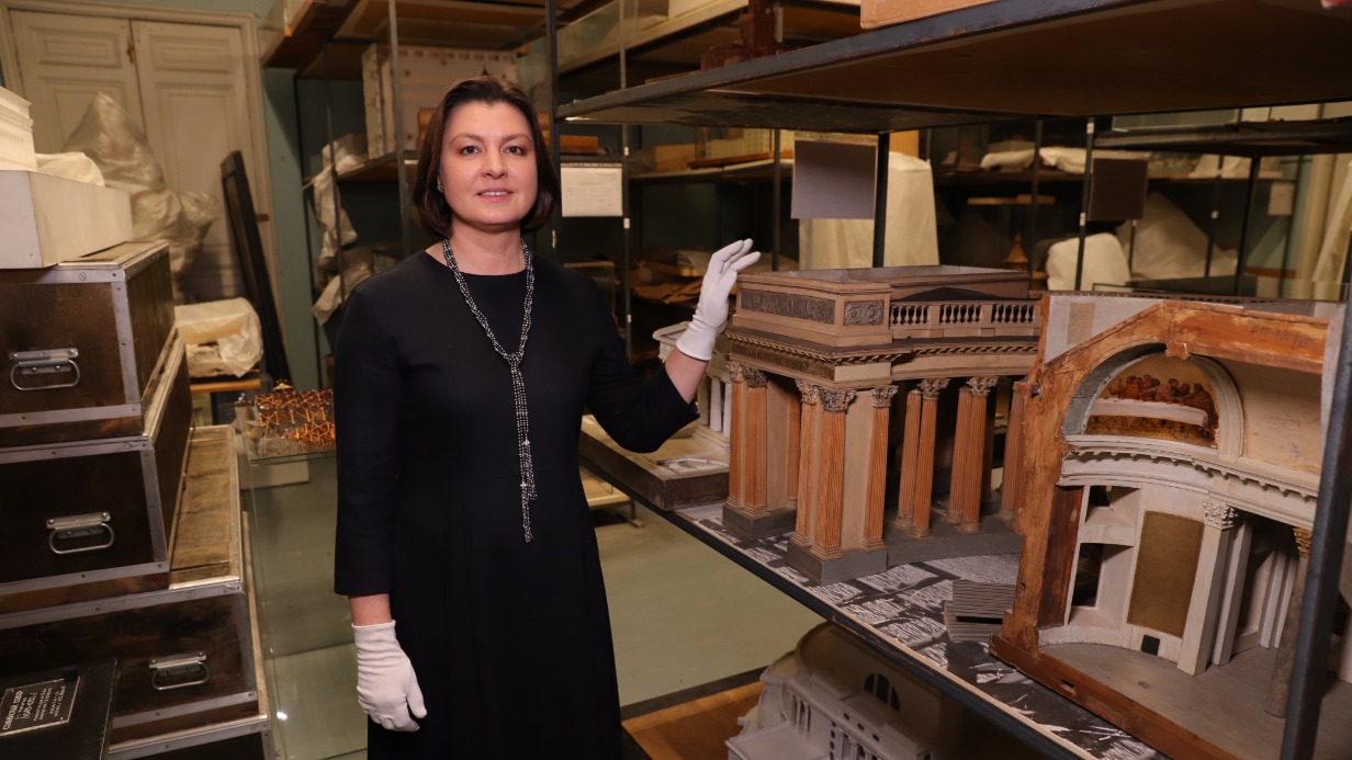 Директор Музея Ахитектуры имени Щусева Наталья Шашкова показывает модель Казанского собора