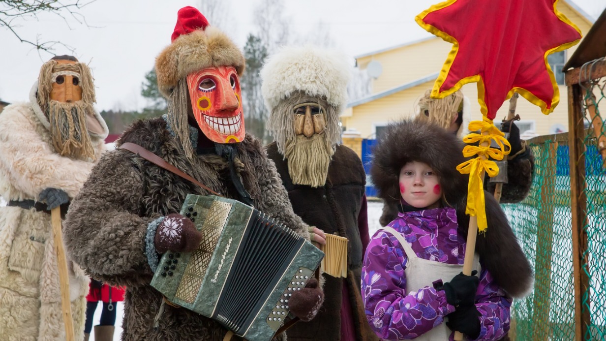На колядки издревле принято наряжаться, надевать маски и костюмы и навещать соседей