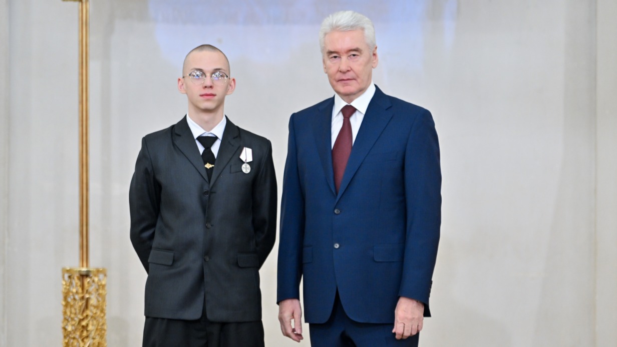 Мэр Москвы Сергей Собянин вручил награды особо отличившимся москвичам. Среди них Андрей Горбунов, который, будучи еще учеником школы, помогал эвакуировать людей из «Крокуса»