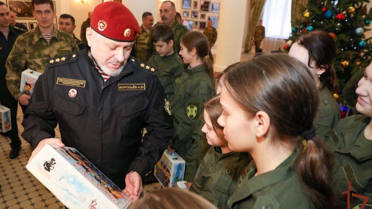 Генерал-полковник Алексей Воробьев вручает подарки воспитанникам кадетских классов из Донбасса