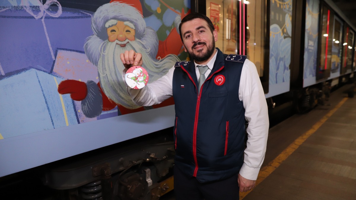 Машинист поезда Заур Караев готовится к смене в новогоднюю ночь на праздничном поезде «Москва-2024» 