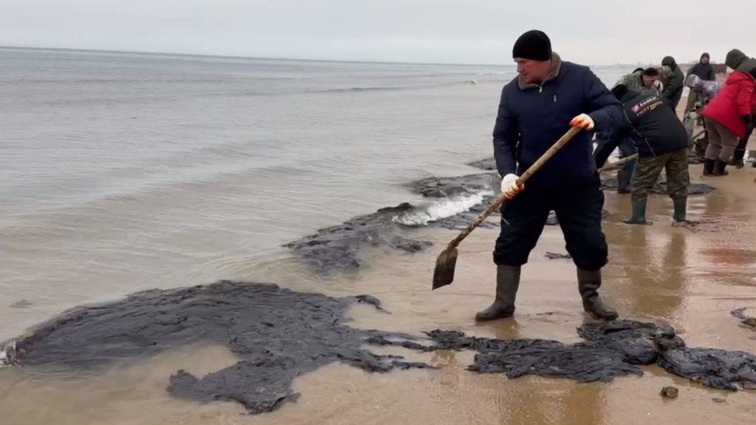 Очередной выброс мазута произошел в районе пляжа в Анапе