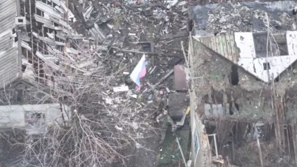 Военные ВС РФ водрузили триколор в освобожденной Новооленовке (видео)