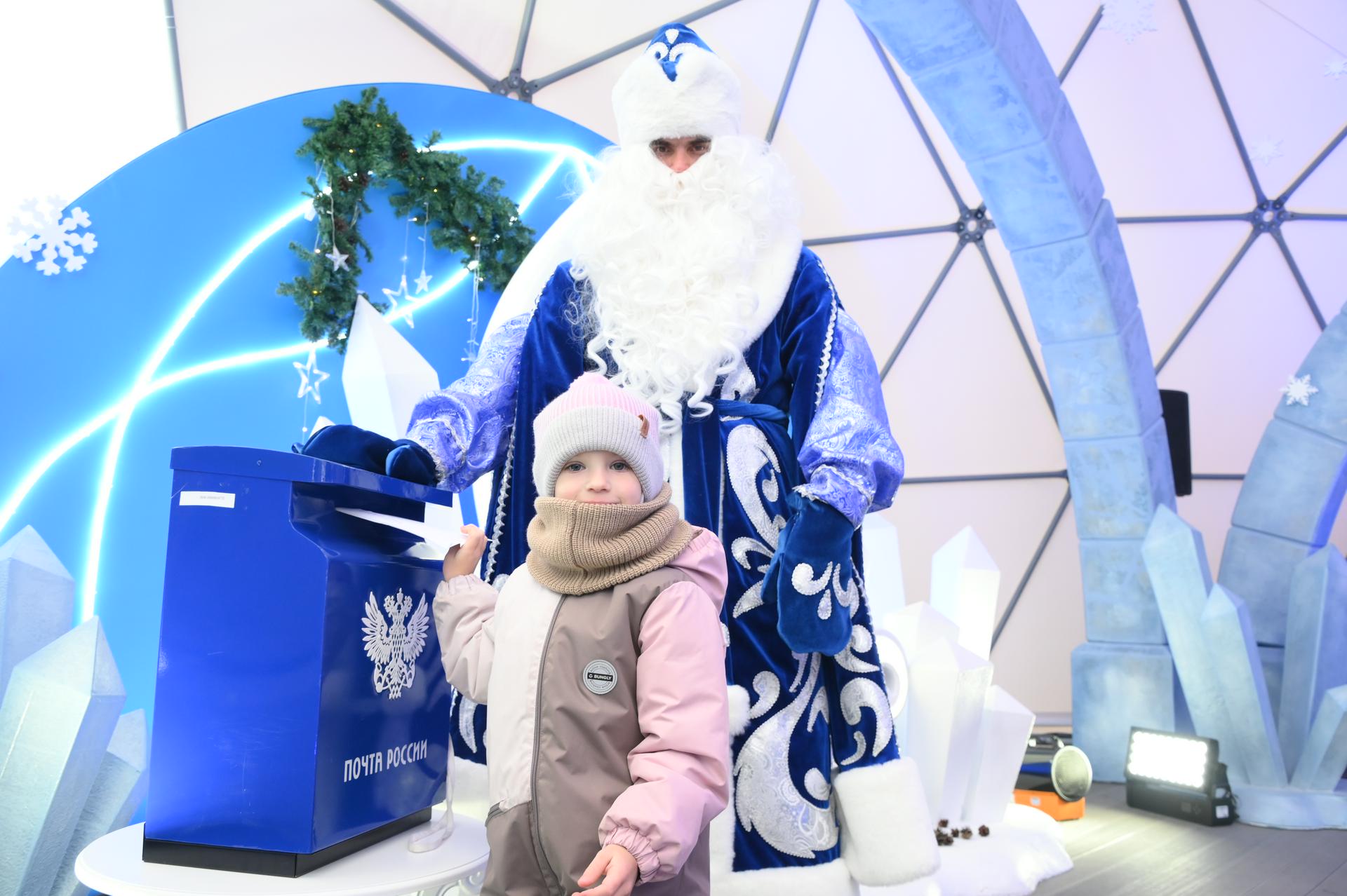 Торжественный старт масштабному проекту «Зима в Москве» дали на территории олимпийского комплекса «Лужники». Здесь заработала резиденция Деда Мороза (Илья Иванюк), где он принимает письма от ребят. Свое послание отправила и пятилетняя Майя Подпудникова 