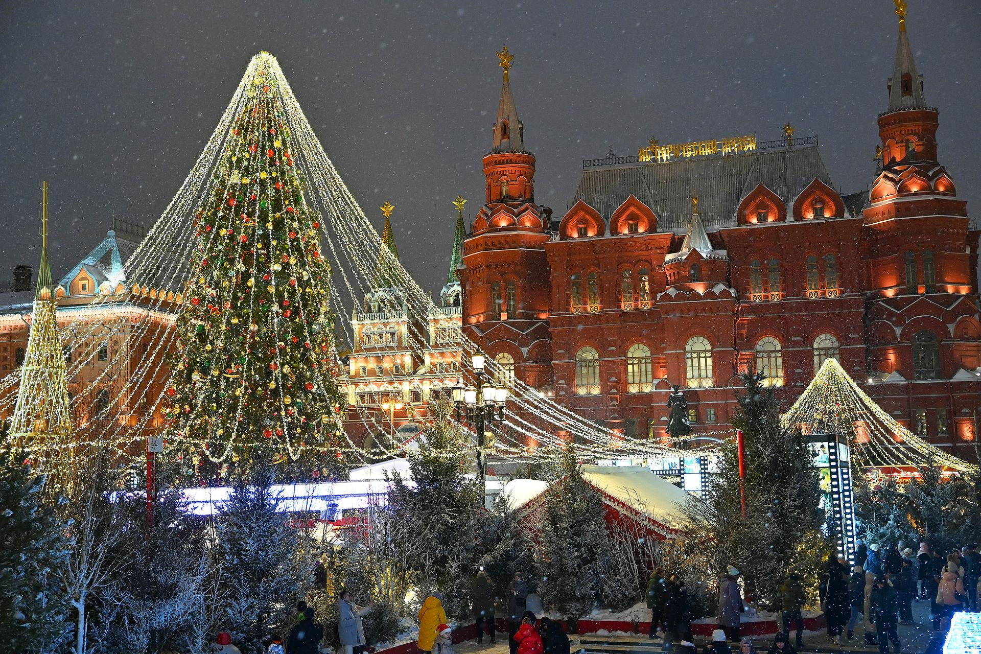 Новогоднюю елку фестиваля «Путешествие в Рождество» украсили на Манежной площади