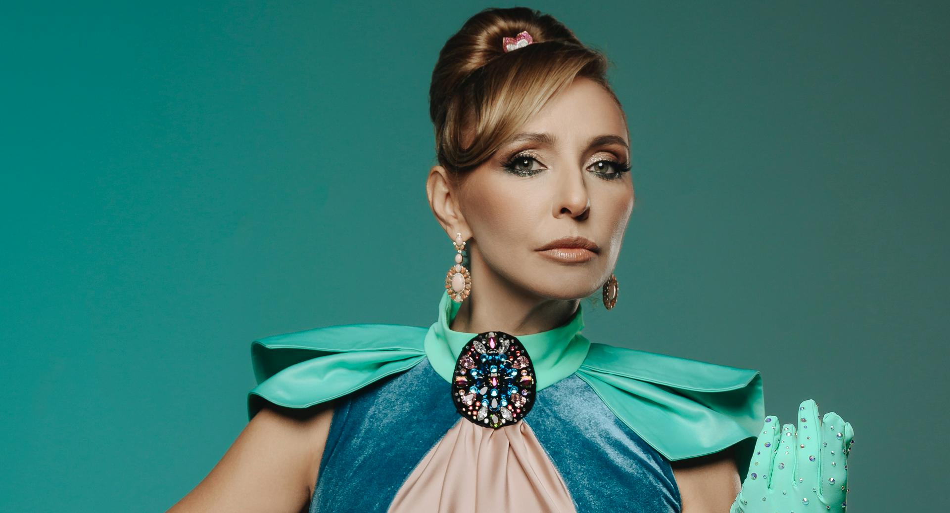 Татьяна Навка в своем новом шоу «Щелкунчик» тоже вышла на лед. Она исполнила роль матери главных героев сказки — девочки Мари и ее брата Фрица