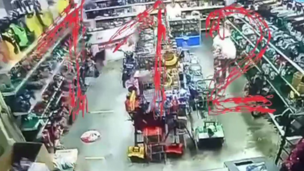 Появились кадры убийства предпринимателя мужчиной в костюме Деда Мороза