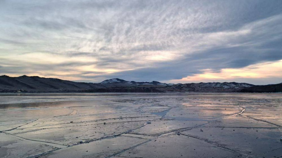 Конькобежец утонул, провалившись под лед на Байкале