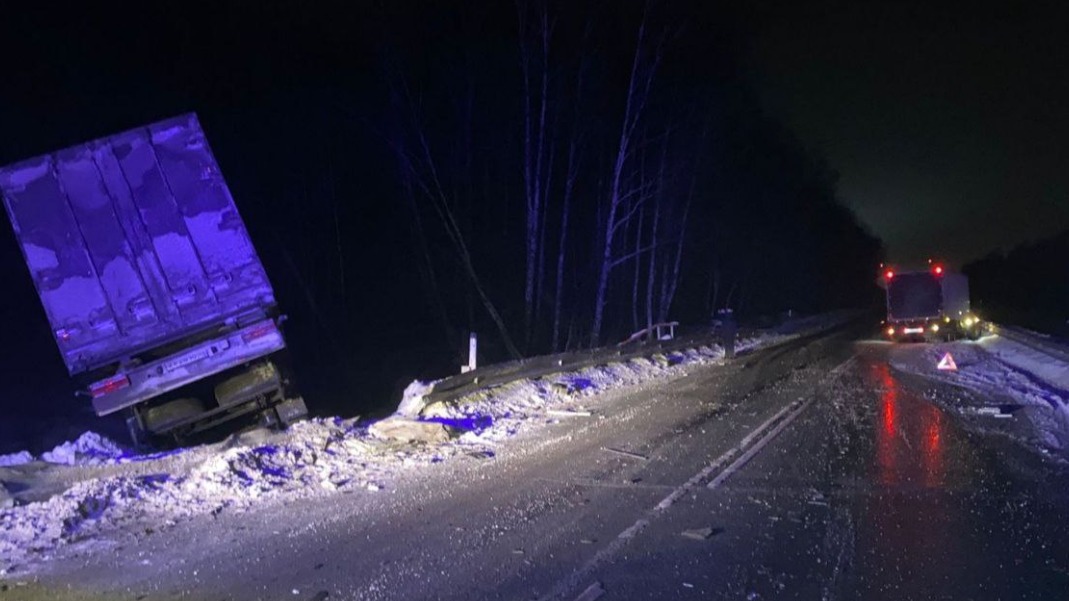 Женщина погибла при столкновении легковушки с грузовиками под Новосибирском