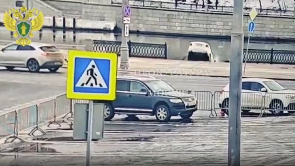 Появилось видео падения автомобиля в Москву-реку