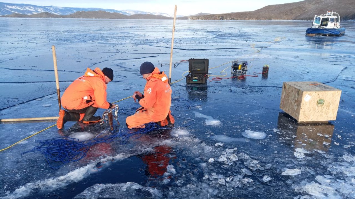 Тело провалившегося под лед на Байкале конькобежца подняли на поверхность. Видео