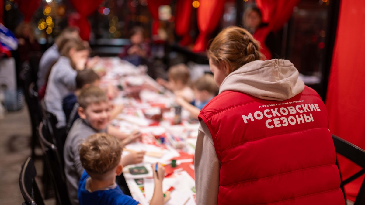 Чудеса под елкой: московские традиции и сказочные мастер-классы ждут горожан на Рождество