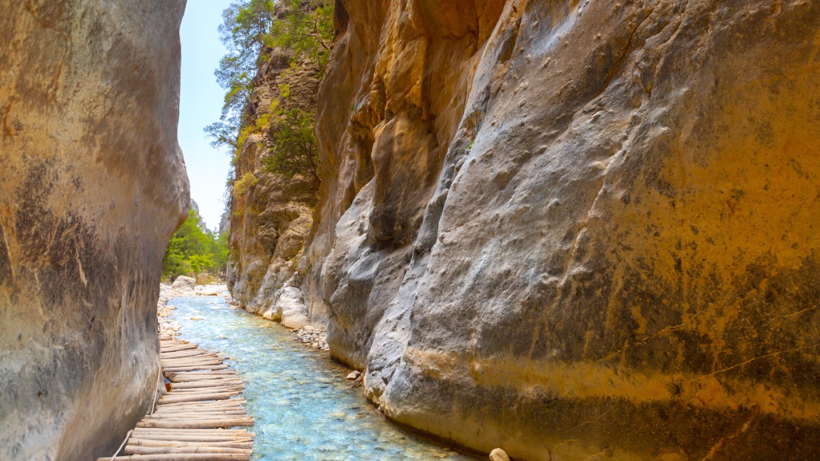 Беременная туристка упала в ущелье глубиной 50 метров во время отдыха на Крите