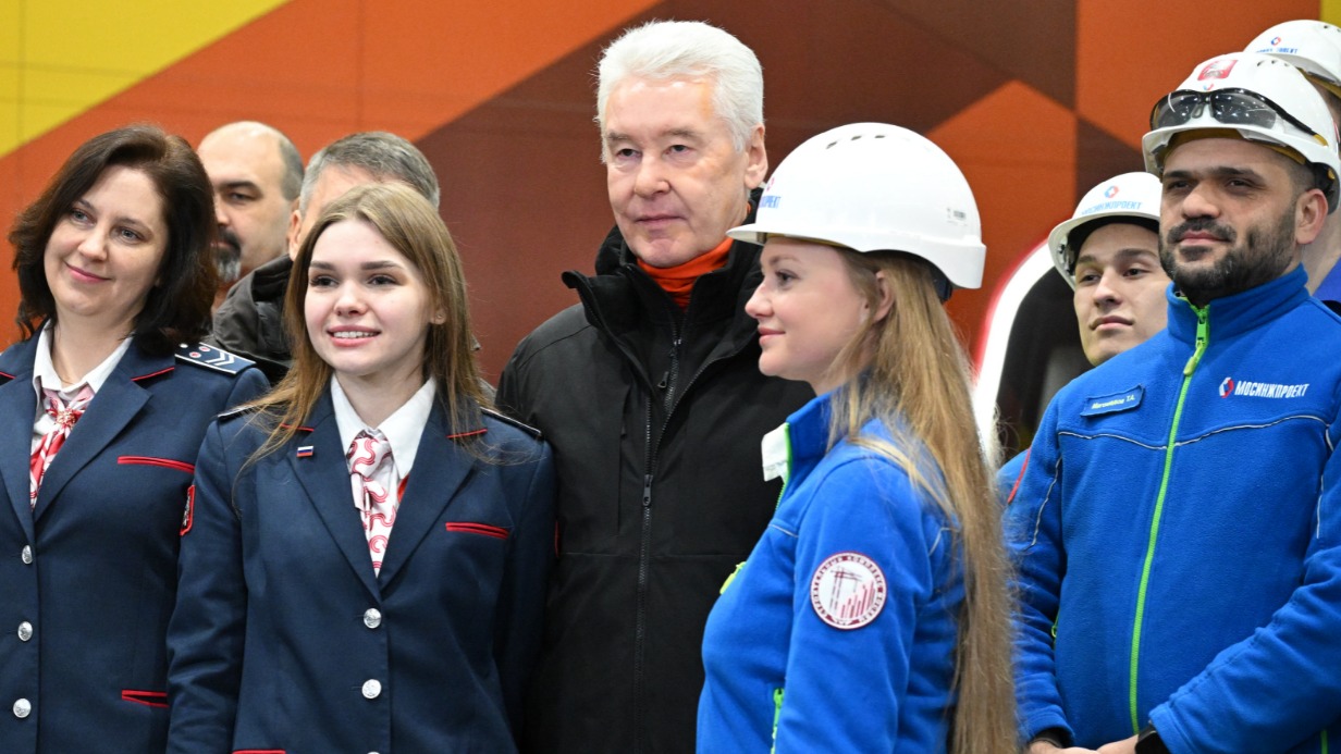 Мэр Москвы Сергей Собянин (в центре) вместе со строителями и сотрудниками метрополитена на церемонии открытия новых станций Троицкой линии столичного метро — «Корниловской», «Коммунарки» и «Новомосковской». Теперь на новой ветке работают семь станций