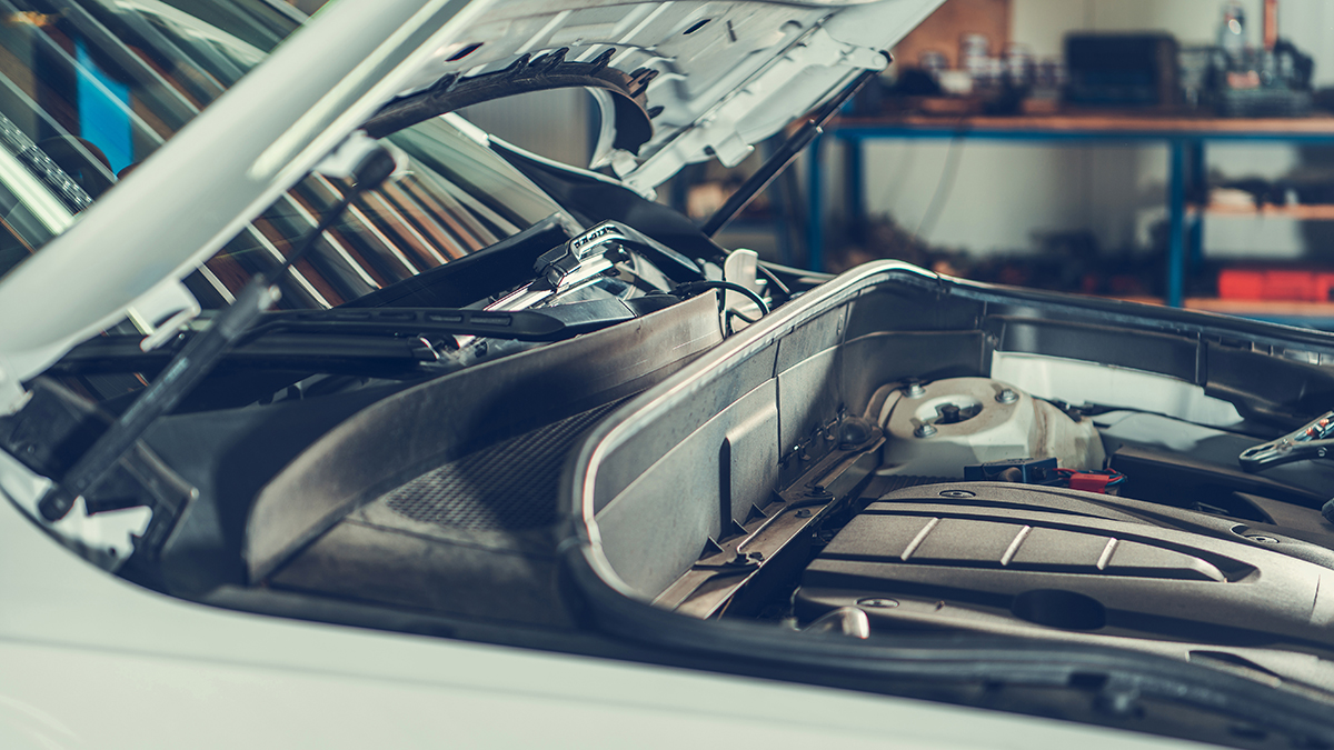 Полицейские задержали курьера, перевозившего партию мефедрона под капотом машины