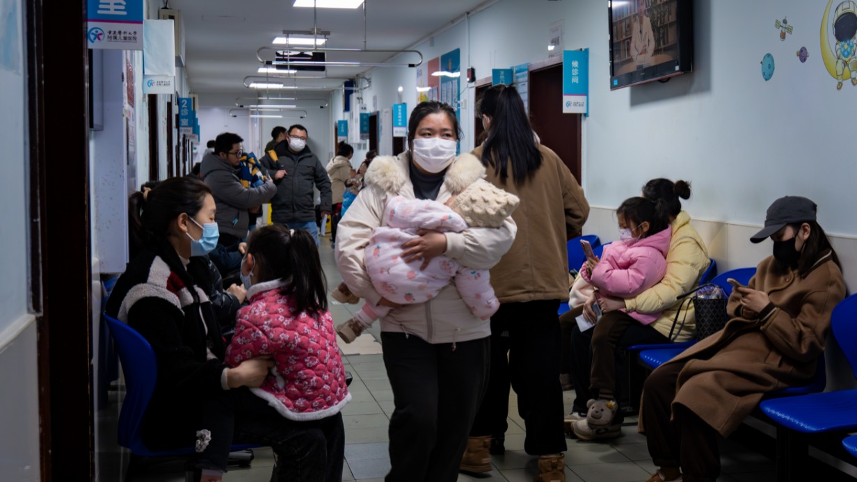 В Китае случился всплеск респираторных заболеваний, и в больницах дети ожидали лечения вместе с родителями