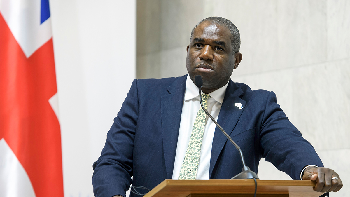 Главе МИД Британии грозит штраф за рыбалку с вице-президентом США Вэнсом