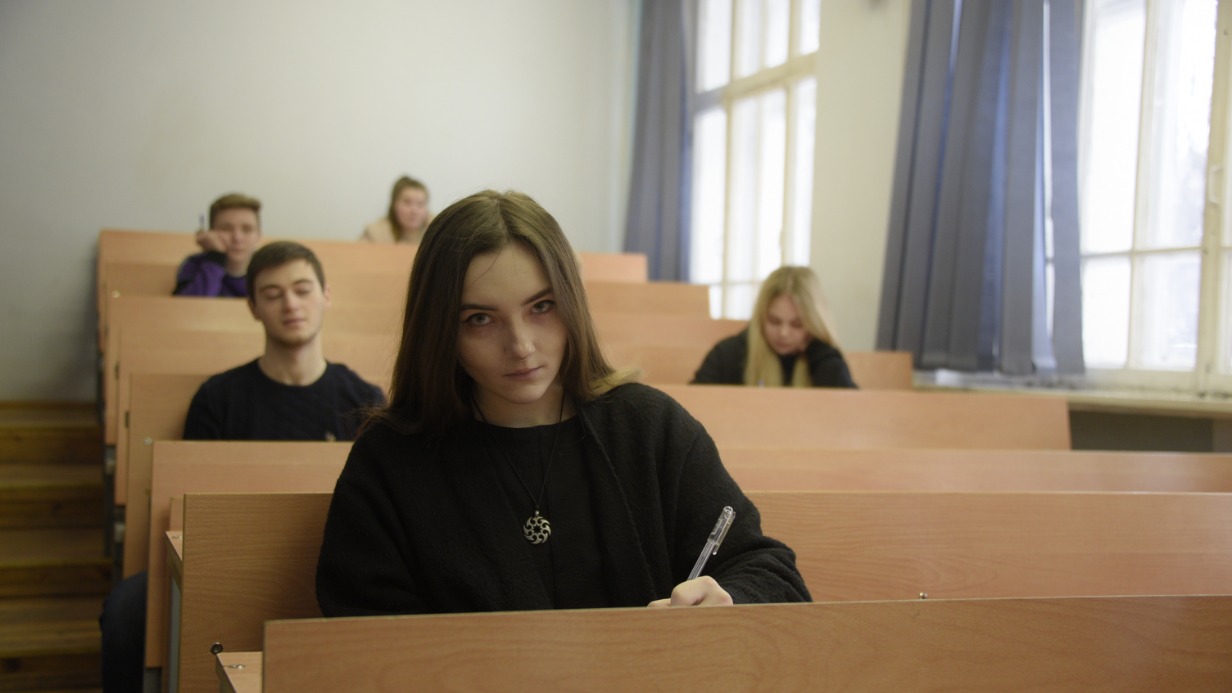 Студентка Елена Тюгулева в аудитории МФЮА