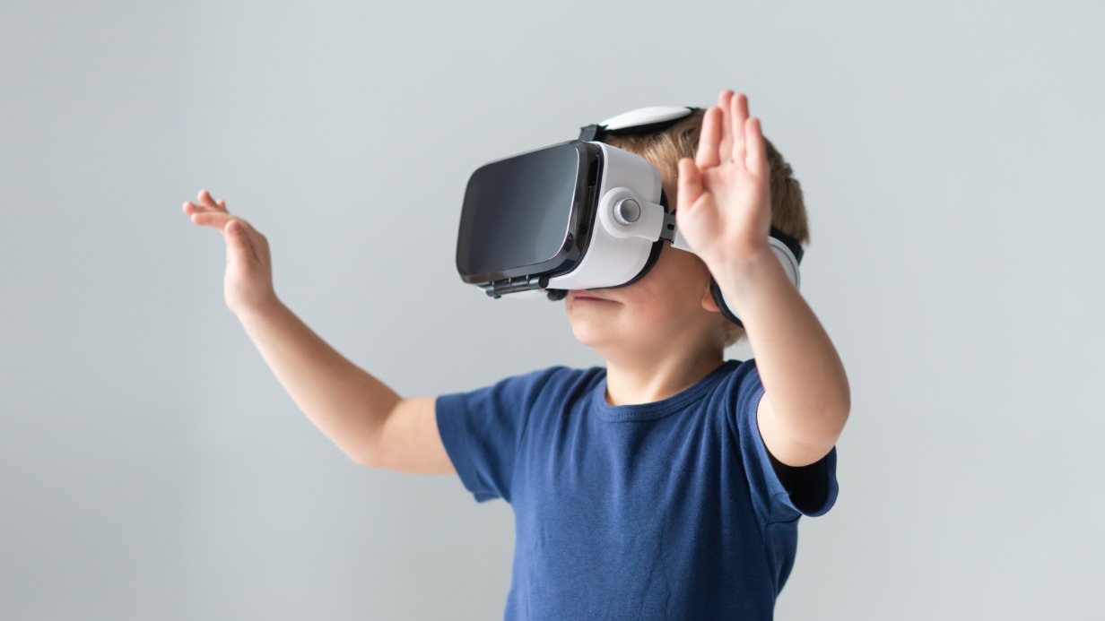 Вероятно, представители поколения бета с ранних лет будут изучать мир через очки дополненной реальности